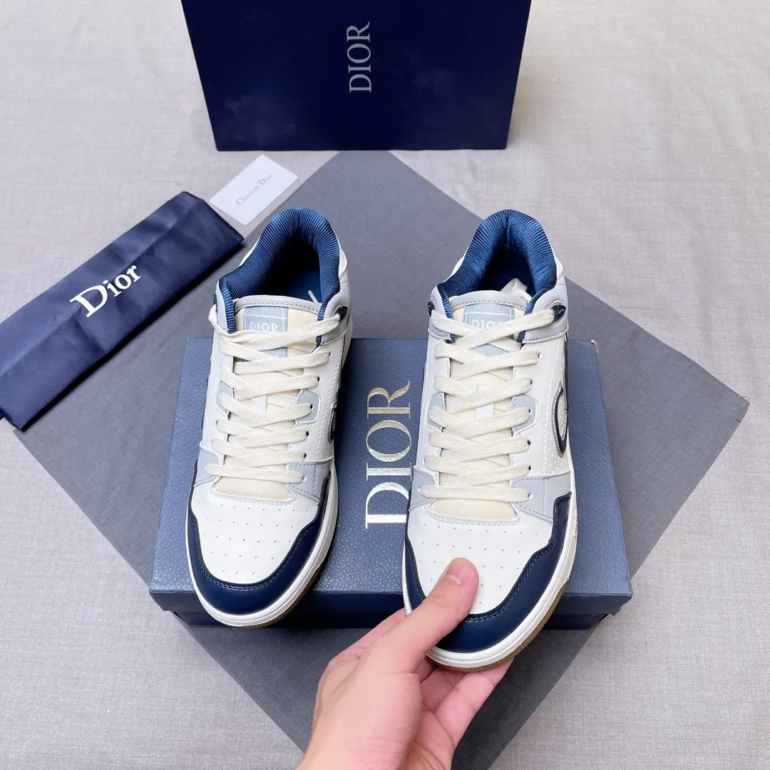P420 Dior B57 low-top sneakers 2024 spring men's series new product launch [Celebrate][Celebrate][Celebrate], reinterpret the basketball shoe design and become Dior's classic item [strong][strong][strong], carefully crafted in black and cream white smooth cowhide, with beige suede, and the leather CD logo is displayed on the side Zhi, the tongue, sole and back side are decorated with various distinctive details to enhance the style[666][666], while the eyelet details, topstitching and rubber panels highlight the dynamic charm of its athletic style[strong][strong][strong]. It has a two-color rubber sole, which can be matched with various clothing to create a refined look. Size: 38 to 45 No. 067